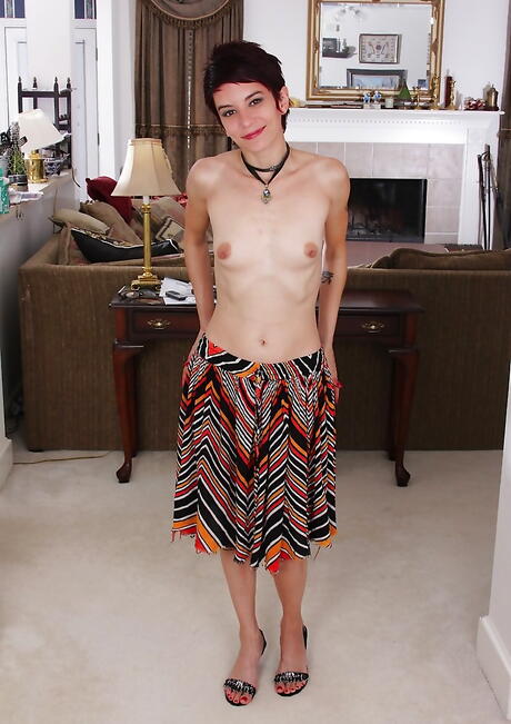 Slim milf Nikki Lee makes some foot fetish action 